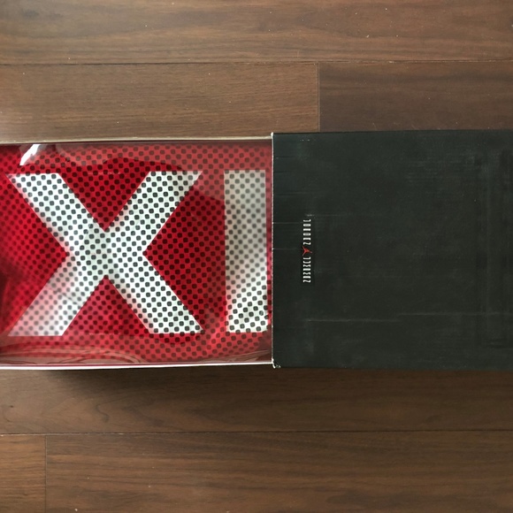 Jordan 11 Retro 72-10 - Picture 2 of 8